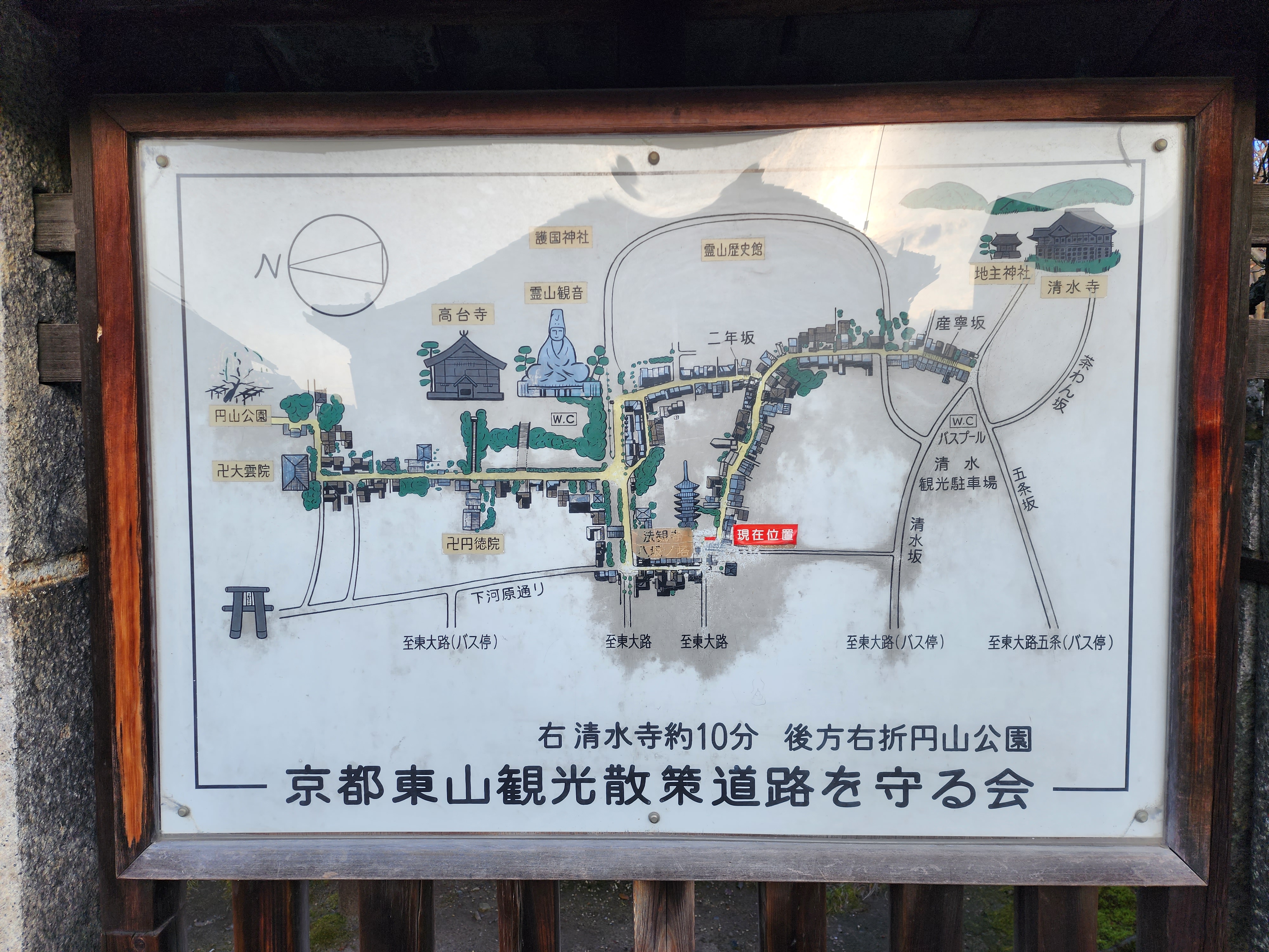朱红与木色的塔身质感